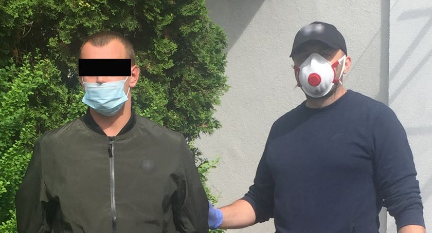 Po dewastacji aut został zatrzymany.