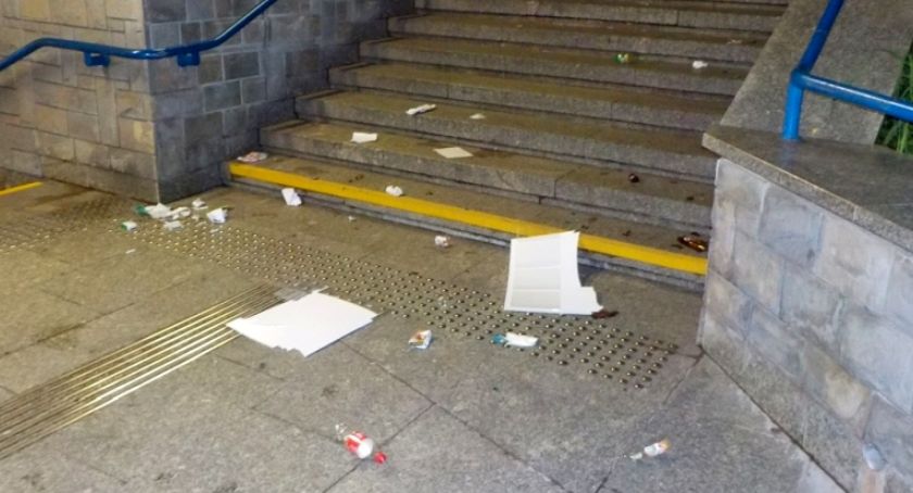 Zniszczona tablica na przystanku i inne na Mokotowie.