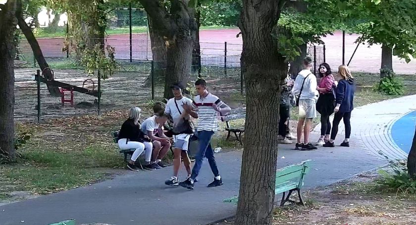 Mokotowscy policjanci prowadzą poszukiwania chuligana.