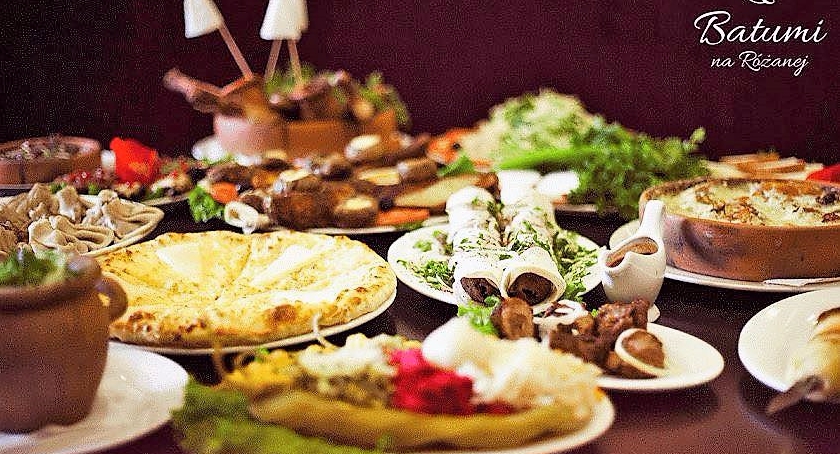 Mokotowskie knajpy z dowozem na majowy weekend: Pizza na wypasie, Burger Slow Food, Batumi