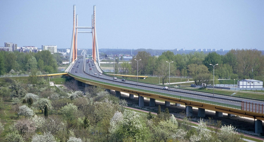 Volvo wjechało w tył opla. Trasa Siekierkowska pod specjalnym nadzorem policji i straży miejskiej. 