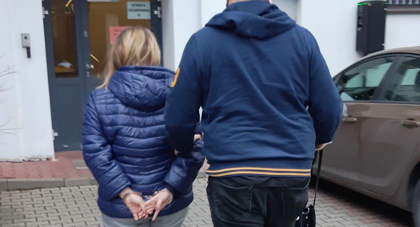 Policjant z zatrzymaną kobietą