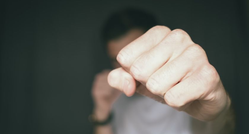 Brutalny atak gangu młodzieżowego na Mokotowie