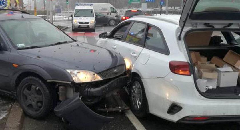 Wypadek przy skrzyżowaniu Wawelskiej i Żwirki i Wigury [ZDJĘCIA]