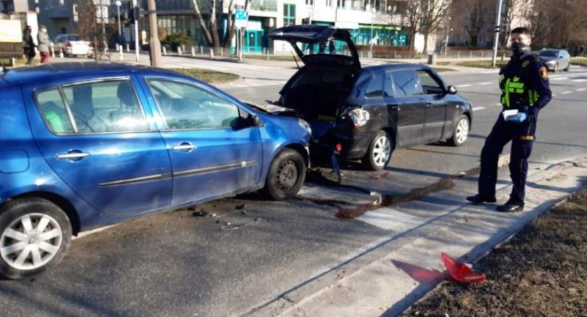Pijak spowodował wypadek na skrzyżowaniu al. Wilanowskiej i Wita Stwosza [ZDJĘCIA]