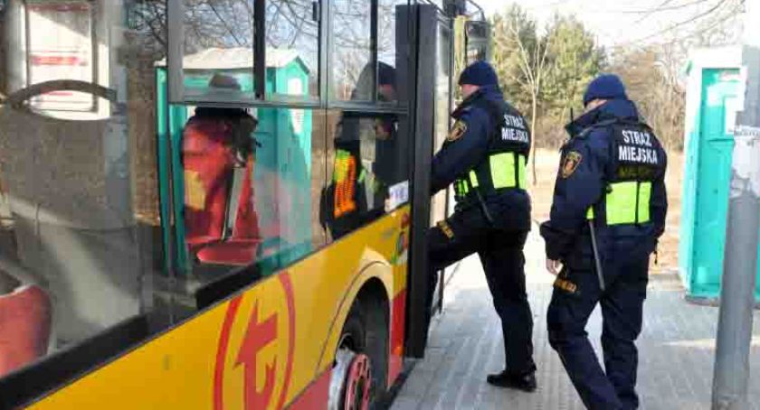 Siedmiolatek sam w autobusie 501