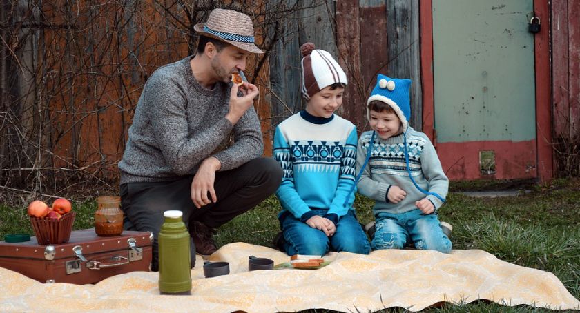 Piknik ojca z dziećmi na świeżym powietrzu