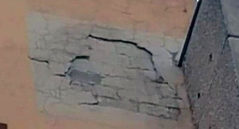 Oderwany fragment elewacji bloku mieszkalnego