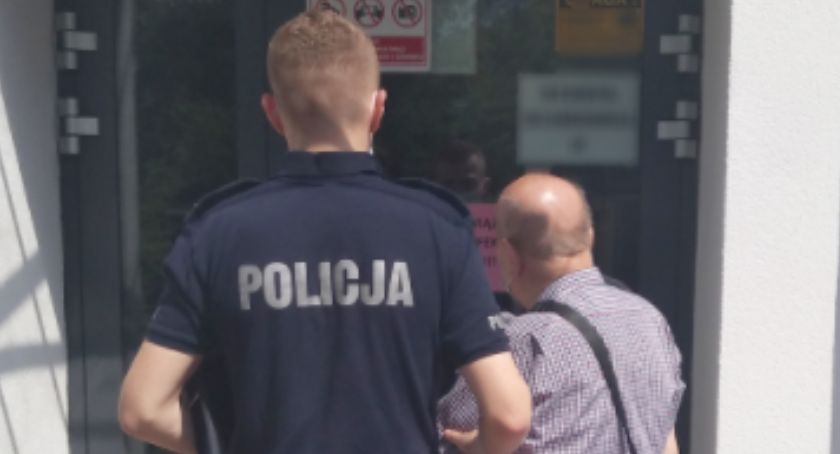 Zatrzymany mężczyzna stoi obok policjanta