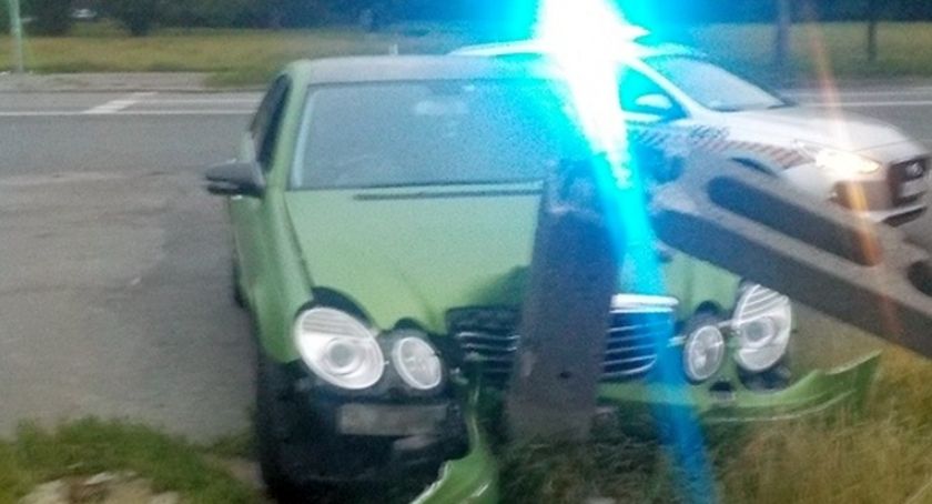 Samochód przy rozbitej latarni 