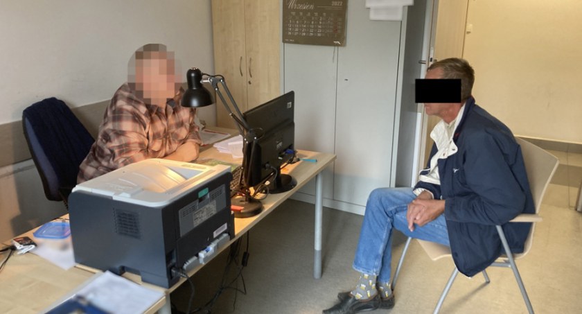 Policjant z podejrzanym