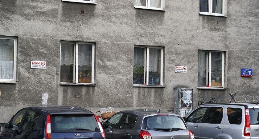 zdjęcie Zakaz parkowania tyłem do budynku
