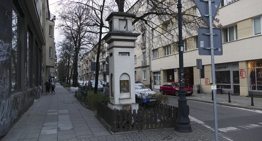 zdjęcie Ulica Grażyny i przydrożna kapliczka