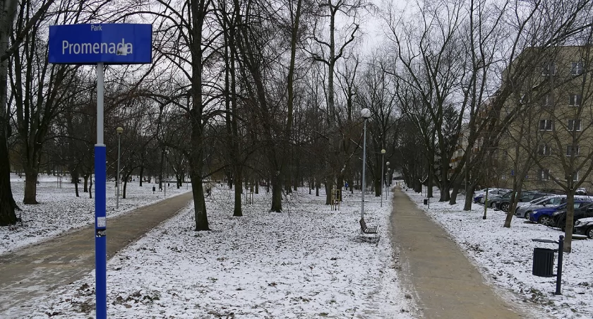 zdjęcie oblodzone chodniki 