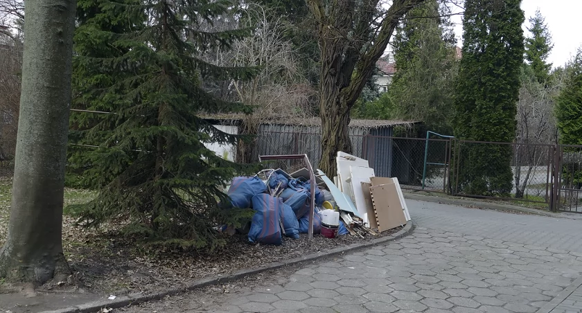 zdjęcie śmieci na Mokotowie 