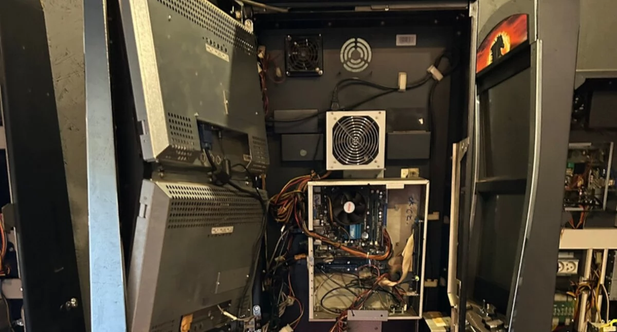 Działania Służb, NIELEGALNY SALON Mokotowie ZLIKWIDOWANY (Zdjęcia) - zdjęcie, fotografia