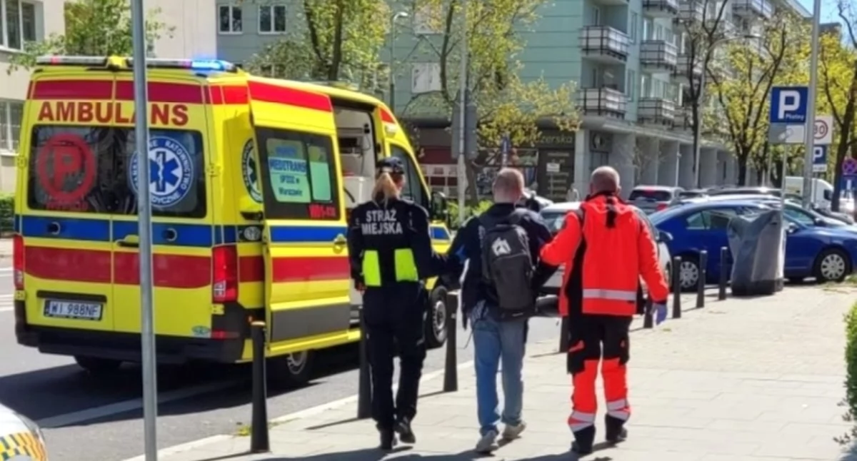 Działania Służb, CHODNIKU LEŻAŁ CZŁOWIEK Interwencja Mokotowie - zdjęcie, fotografia