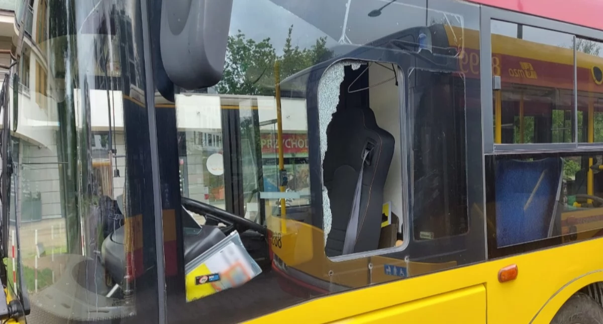 Działania Służb, USZKODZIŁ AUTOBUS MIEJSKI! Interwencja Mokotowie - zdjęcie, fotografia