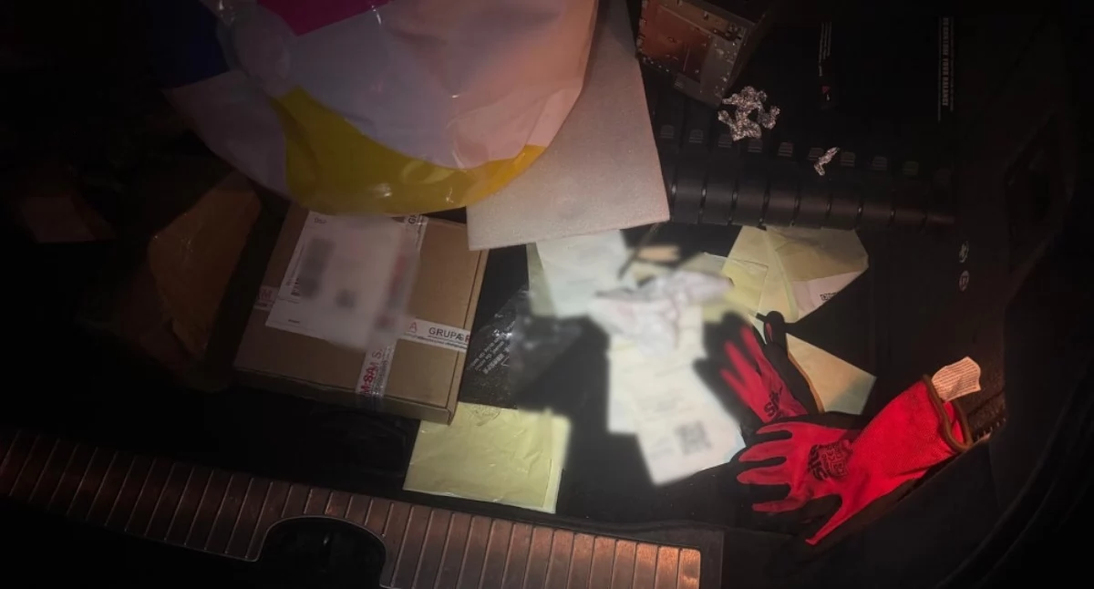 Kradzieże i rozboje, Policjanci Mokotowie akcji! PODMIENIAŁ PRZESYŁKI - zdjęcie, fotografia
