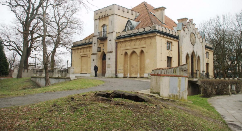 Koło Pałacyku Szustra wycinają stare drzewa – zaalarmowała nasza Czytelniczka. No, i prawda!
