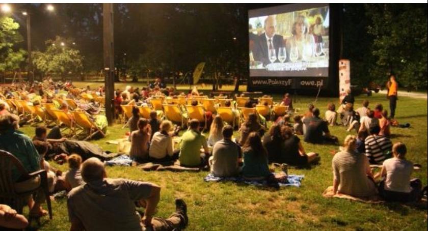 Na Skwerze Ormiańskim rusza kino plenerowe  ramach cyklu „Sadyba filmowa”