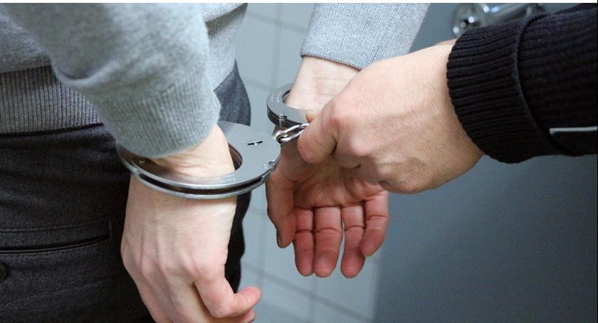 Policyjny pościg na Puławskiej: uciekające audi rozbijało stojące na drodze samochody