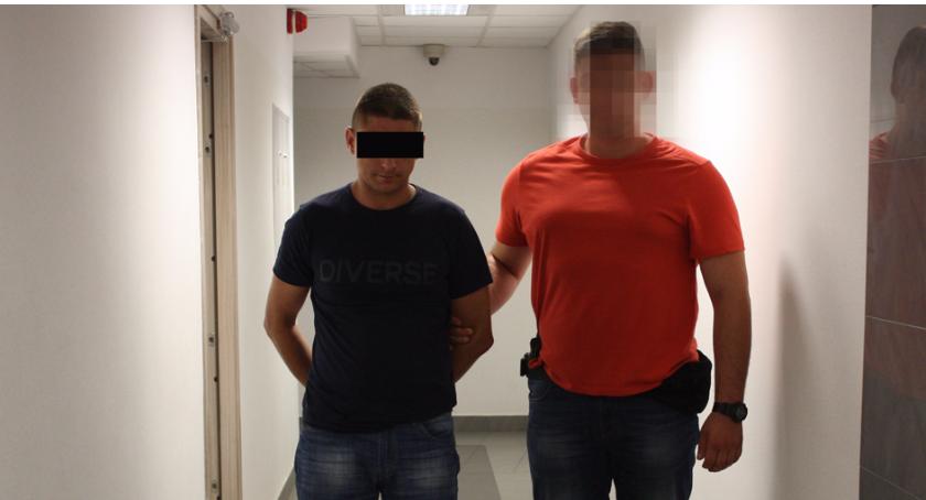 Tajni policjanci po cywilnemu nakrywają handlarzy narkotyków na Mokotowie
