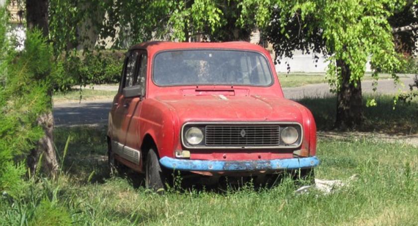 Pijany 59-latek, bez prawa jazdy, sfingował kradzież auta, żeby ukryć przed policją, że sam je rozbi