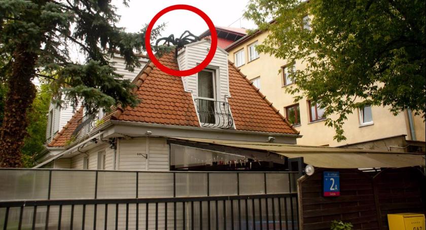  Czarny pająk strzeże domku z czerwonym dachem przy ul. Augusta Locci 2A przed zakusami władz miasta
