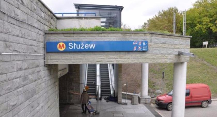 Stacja metra Służew ma nowe wejście – zbudowane „po cichu”, trzecie takie „prywatne”…