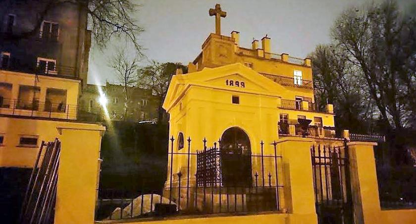 Mauzoleum Szustrów, ponad stuletni zabytek, doczekał się końca remontu i... grafficiarzy