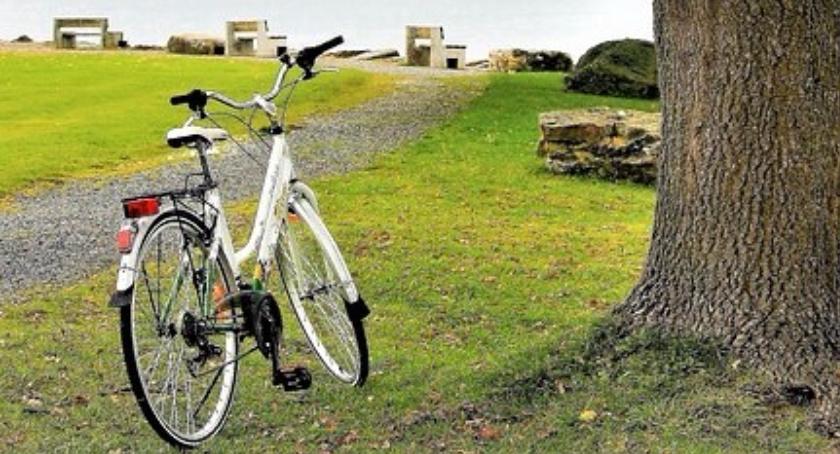 Ubrany na czarno, na białym rowerze, masturbował się nad Wisłą, potem uciekł w stronę Mokotowa