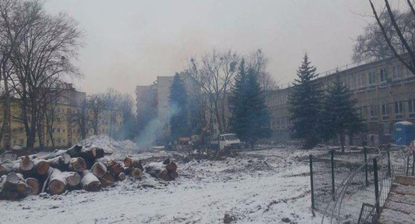 Smog na boisku Szkoły Podstawowej 119, czyli kto truje uczniów i nie wie dlaczego…