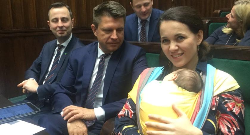 Córka Kornelii Wróblewskiej i... Jarosława Kaczyńskiego na posiedzeniu Sejmu