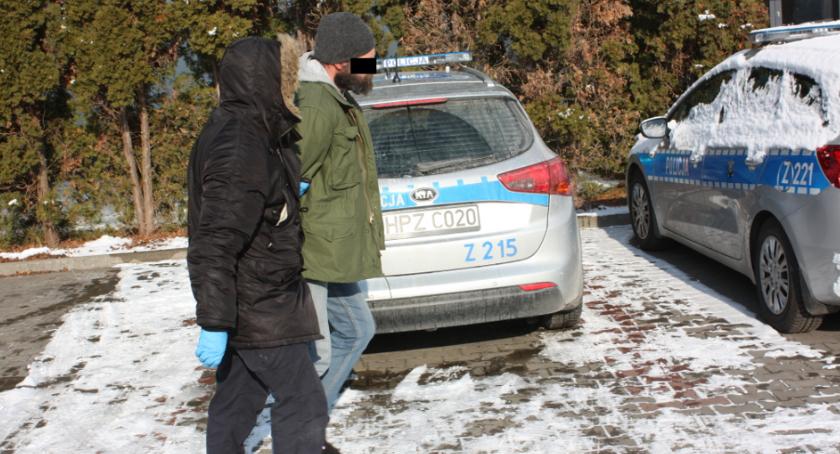 Napadł na bezdomnego śpiącego na klatce schodowej i pociął mu twarz kawałkiem blachy