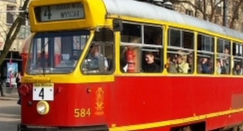 Babcia wypadła z tramwaju nr 4, wnuczka szuka świadków zdarzenia, TW wyjaśnia