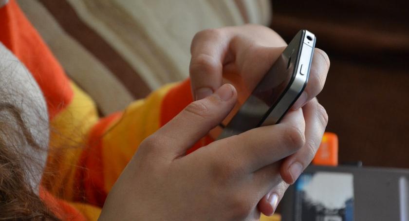 Mokotów wprowadza zakaz używania przez dzieci telefonów komórkowych w czasie letniego wypoczynku