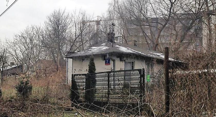 Interwencja MJN: fawele w Szopach Polskich, 500 metrów od stacji metra Wilanowska