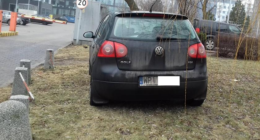 Mordor na Domaniewskiej o betonowych słupkach, które nie są w stanie zapobiec inwencji kierowców