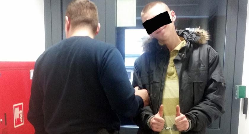 Pechowy rozbójnik: napadł, okradł i… zgubił swój portfel z kartami bankomatowymi i komórkę