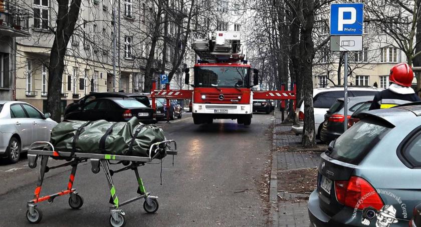Próbował skoczyć z dachu budynku przy Chocimskiej 35, ale… na szczęście – zrezygnował