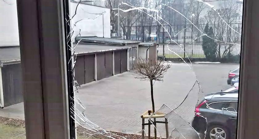 Przy ul. Promenady 5/7 sąsiedzi (?) obrzucili kamieniami dom starszego małżeństwa