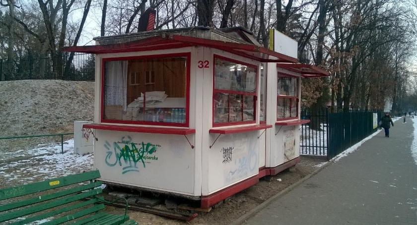 Kontrola Facebooka: na osiedlu Dąbrowskiego „zakwitła” buda, która szpeci, ale zarabia...