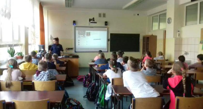 Przemoc rówieśnicza również podlega odpowiedzialności prawnej. Wizyta policji w SP nr 212…