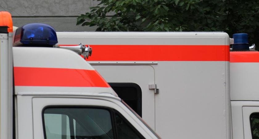 Dachowanie karetki pogotowia w alei Sikorskiego na skutek zderzenia z samochodem osobowym