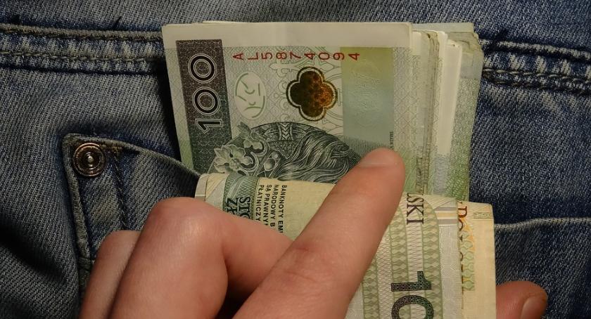 48-letni mężczyzna wyłudził od blisko 50 osób około 8 milionów złotych, by żyć ponad stan