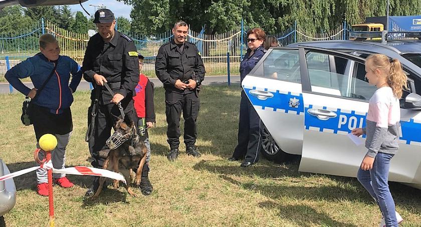 Policyjny piknik rodzinny z udziałem psa i radiowozu, czyli „Aktywna Warszawa”