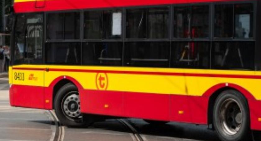 Na Puławskiej nowe tory tramwajowe, obsiane trawą, nowe słupy trakcyjne, przystanki i przejazdy