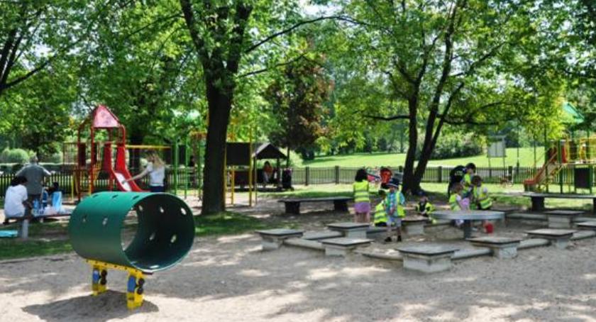 Dwaj pedofile grasują po Polu Mokotowskim, obnażając się w pobliżu placu zabaw