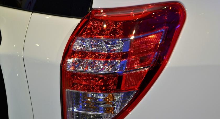 Zgłosił na policję uszkodzenie lampy w samochodzie, tylko zapomniał, że jest poszukiwany